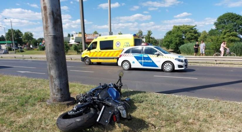 Csúnya ügy a László utcán: autónak csapódott a motoros, akibe belement egy másik autó