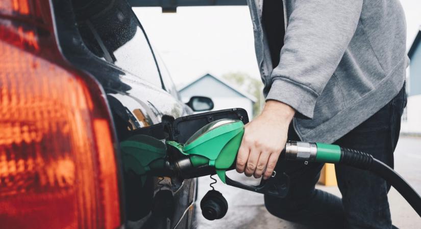 Tízezer liter üzemanyagot szerzett egy segélyszervezetnél dolgozó sofőr a céges benzinkártyával