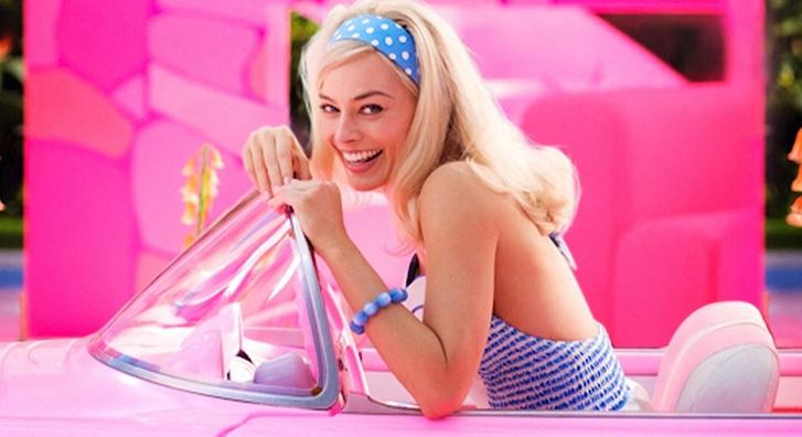 Újabb filmsztár tűnt fel a Barbie mozifilm forgatásán, természetesen rózsaszínben