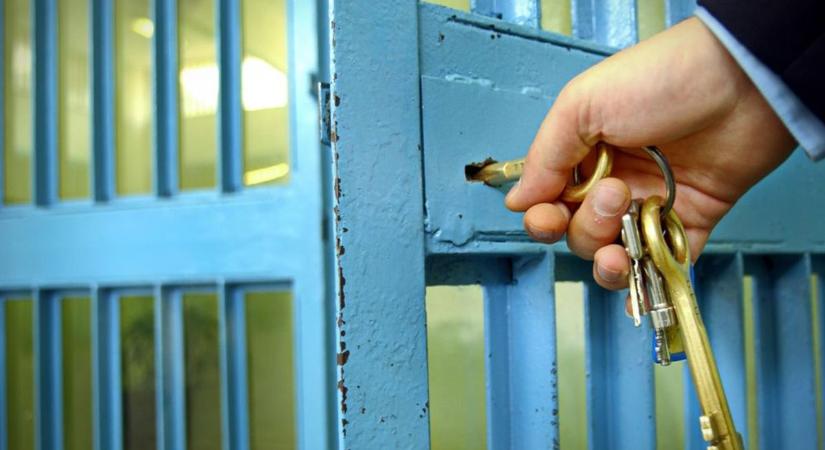 Csöbörből vödörbe: vádat emeltek a megyei börtönkórház egyik fogvatartottja ellen