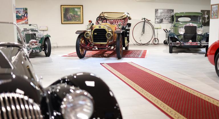 Időutazás a Balatonnál: kis Polski, Moszkvics és Ferrari fogadja a Kaáli Autó-Motor Múzeum látogatóit