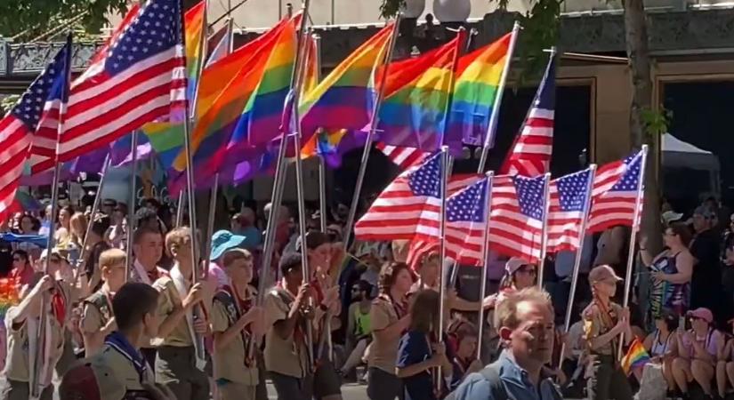 Szivárványos zászlókkal vonultak kiscserkészek a seattle-i Pride-on (videó)