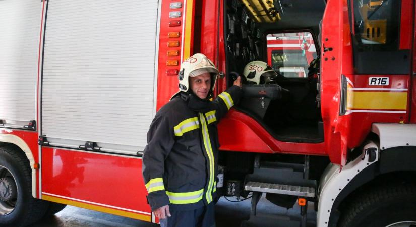 Speciális védőruhák menthetik meg a lángokkal küzdő tűzoltók életét a Jászkunságban