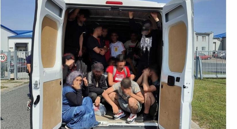 27 migránssal a kocsiban kapcsolták le az embercsempészeket Peresznyénél