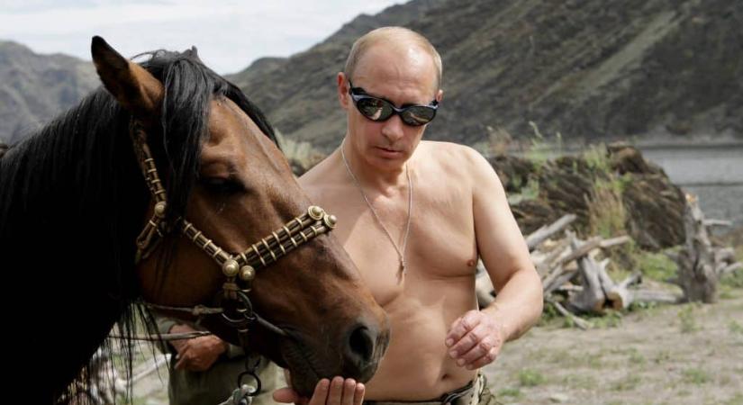 Boris Johnson könyörtelenül kigúnyolta a félmeztelenül lovagló Putyint