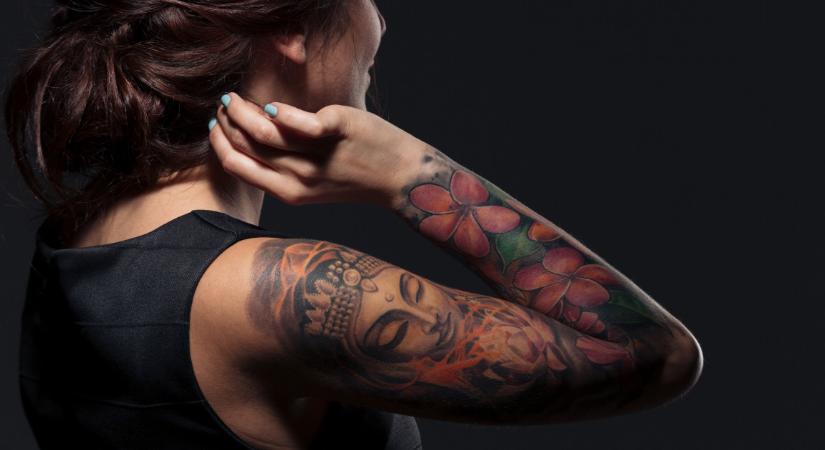 Kis híján megállt a fiatal lány szíve, amikor rájött, mit ábrázol valójában a tetoválása
