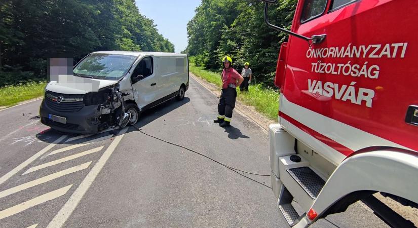 Felborult egy autó Vasvár közelében, miután egy másik járművel ütközött - fotók