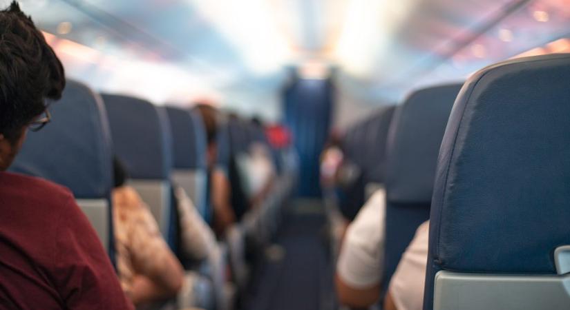 Egy repülővel utazó férfi minden utastársának elküldött egy képet, melyen orálisan kényeztetik