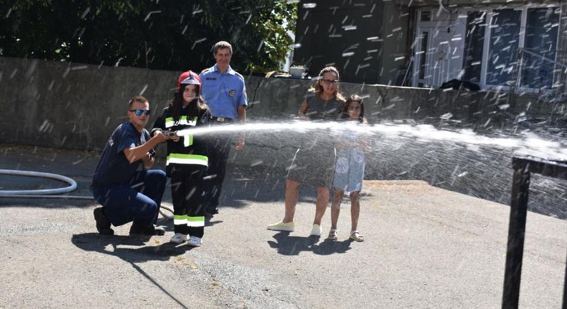 Büntetés-végrehajtási dolgozók gyermekei jártak az egri tűzoltóknál (fotók)