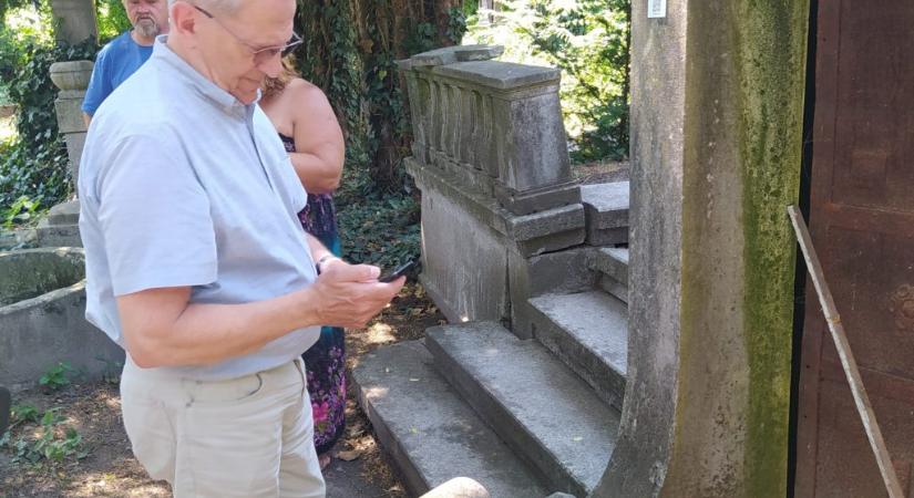 QR-kódok segítik a tájékozódást a szegedi zsidó temetőben