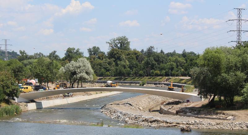 Üde építészeti színfolt lesz a Kis-Szamoson átívelő legújabb gyalogos híd
