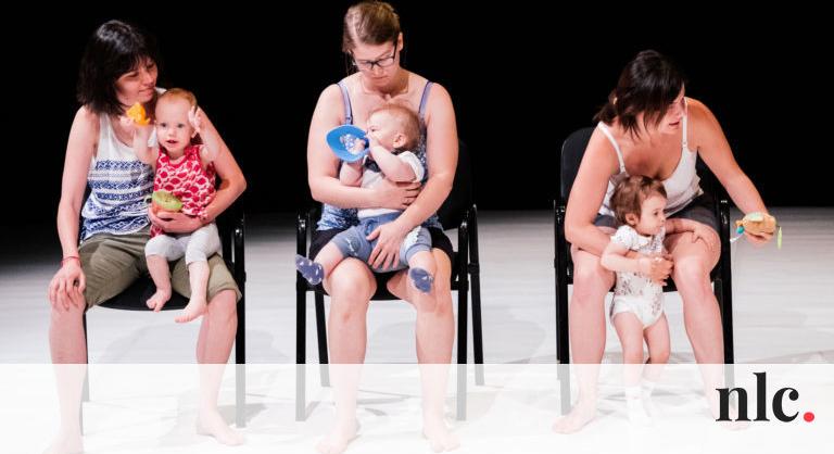 Babák a színpadon: valódi anyák mutatják meg az anyaság sokféleségét egy színielőadásban