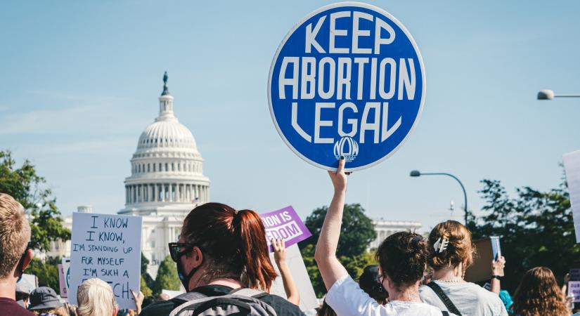 Újabb tiltásokat vezetett be a Facebook az Egyesült Államokban az abortusztörvény miatt