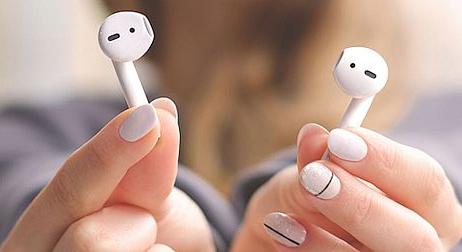 Lenyelte az Apple vezeték nélküli fülhallgatóját, mert tablettának nézte