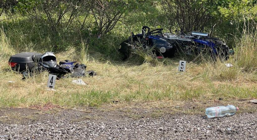 Halálos baleset Püspökladánynál: egy autó és két motoros ütközött, az autó sofőrje elhagyta a helyszínt