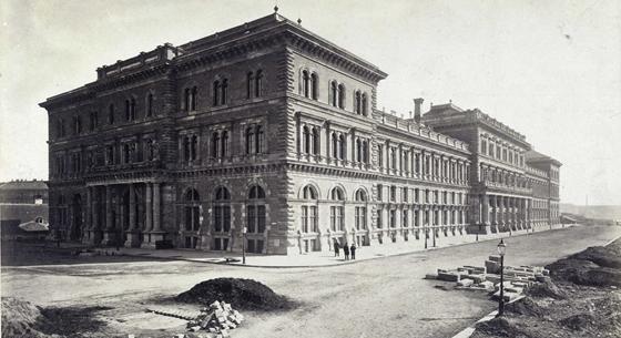 Akár a Kossuth térre is kerülhetett volna a Corvinus épülete, ahová még sín is vezetett néhány évtizeddel ezelőtt