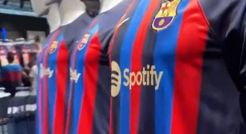 Az FC Barcelona már gyártja két nyári igazolás mezét – FOTÓ