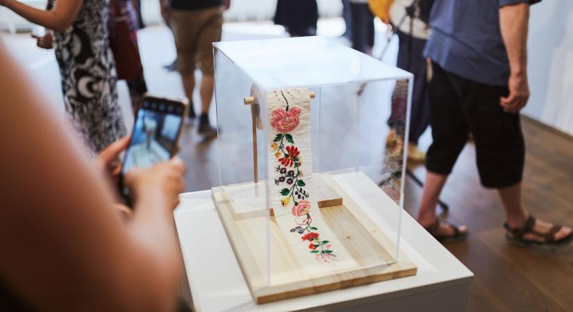 A kortárs művészet világába kalauzolja el, nem csak ifjú korosztályt a Deák17 Galéria tárlata (VIDEÓ)