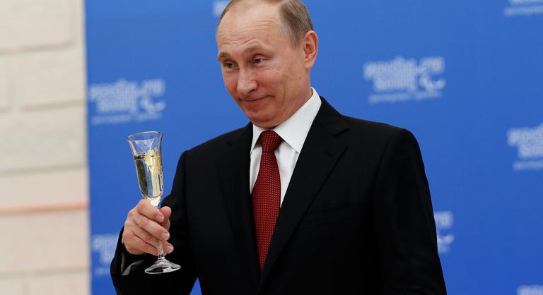 Putyin félmeztelenül pózolt, és nem volt egyedül