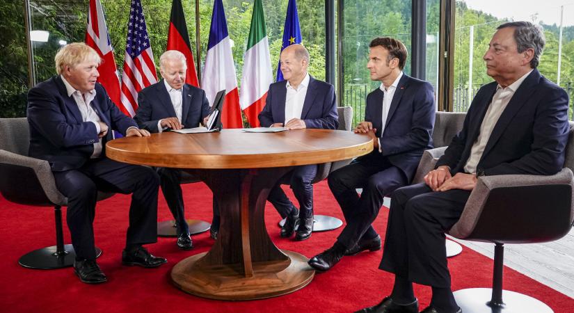 Macron: nem szabad megengedni az orosz diadalt