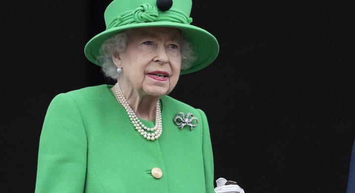 Segítséget sem kért II. Erzsébet, könnyedén lehuppant a vonatról a 96 éves királynő
