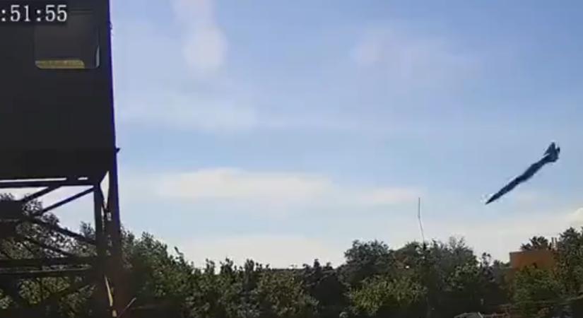 A hatalmas orosz rakéta, ahogyan az becsapódik az ukrán plázába, Zelenszkij nagyon dühös (videó)