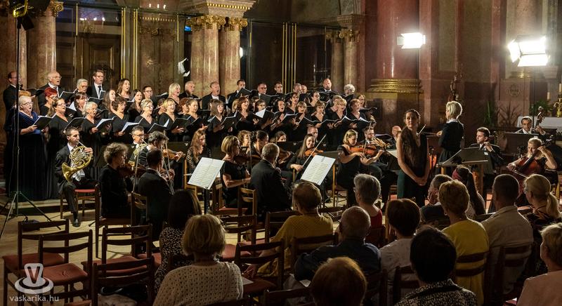 A gencsapáti gyermekotthonnak segítettek - Haydn és Mozart dallamaival búcsúzott az évadtól a VOX Savariae (videókkal)
