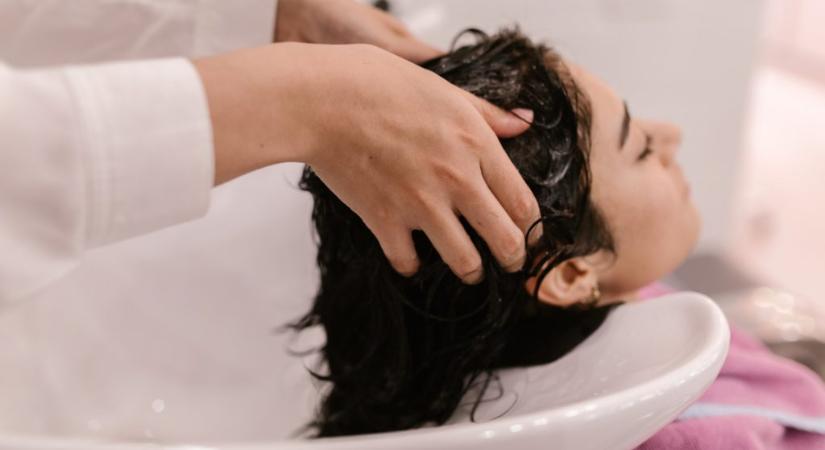 Csak egyszer moshatják meg a vendégek haját egy olasz város fodrászai