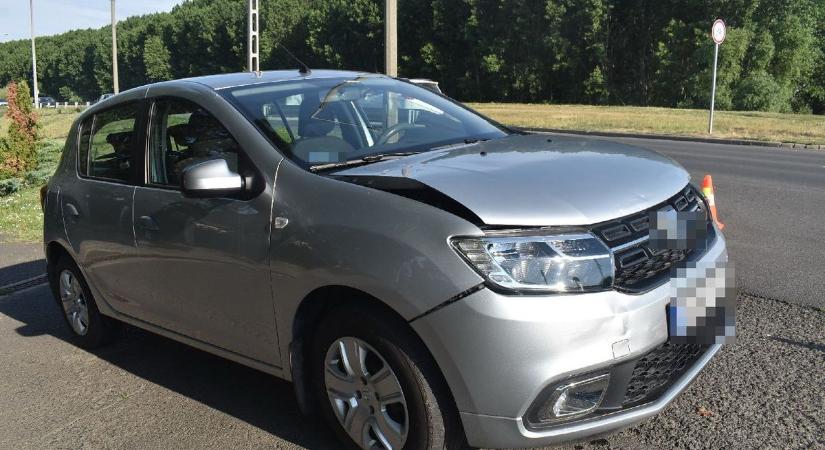 Fékező kocsiba hajtott egy autós a szolnoki Debreceni úton
