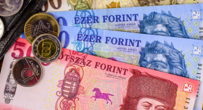 Az eurót hétfőn 404,85 forinton is jegyezték, ami a forint új árfolyammélypontja