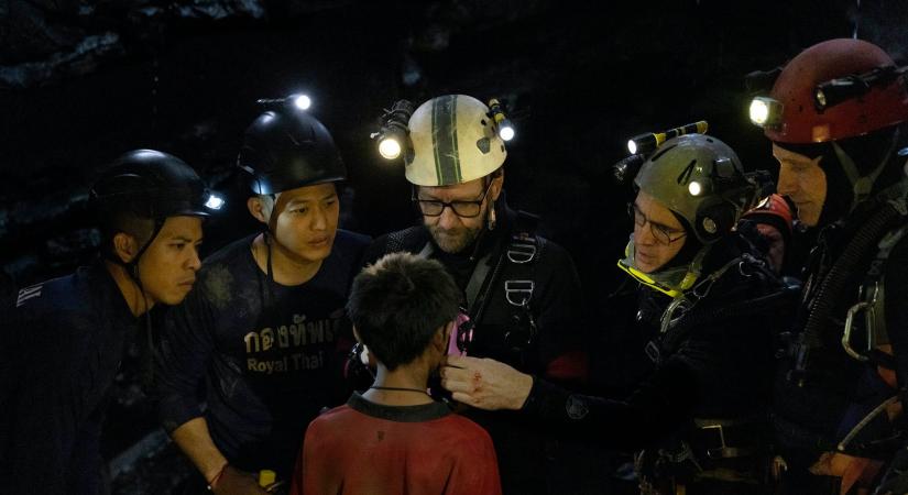 13 élet – Előzetest kapott Ron Howard a 2018-as thaiföldi barlangi mentésről szóló filmje