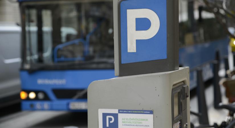 Új parkolási szabályok: Fél 9-re tenné a fizető parkolási időszak kezdetét a Fidesz-KDNP