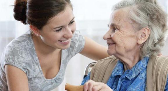 Segíteni kell a családoknak az idős szülők, nagyszülők ápolásában