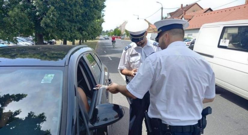 Hideg, palackozott vizet és jégkrémet osztanak a közlekedőknek rendőrök Sárváron