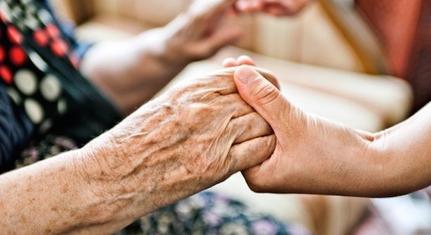MSZP: segíteni kell a családoknak az idős szülők, nagyszülők ápolásában