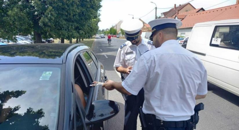 Jégkrémet oszt a rendőrség Sárváron