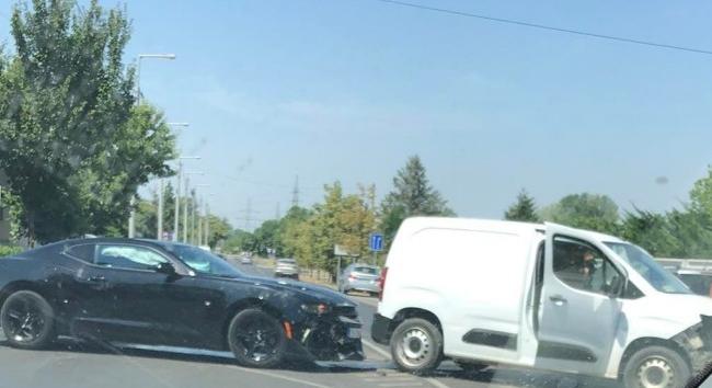 Két autó ütközött össze Debrecenben