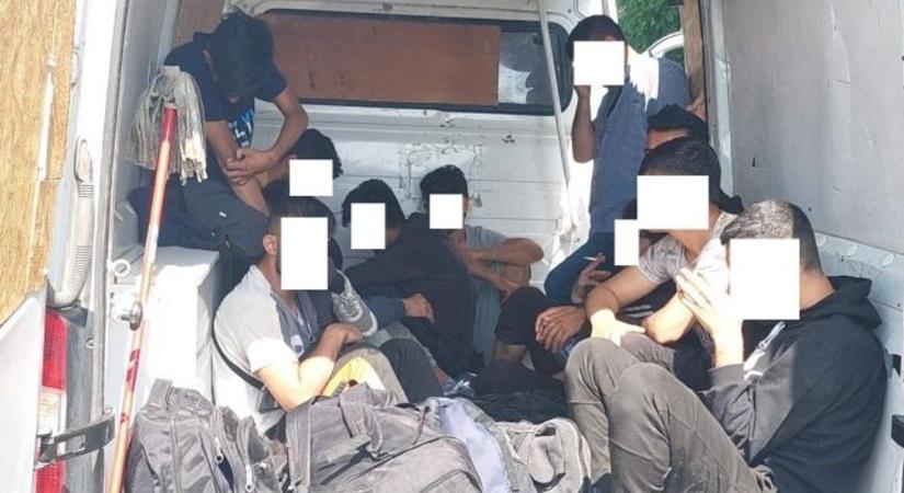 Embercsempészt és migránsokat fogtak el, illetve mentettek meg az ózdi rendőrök