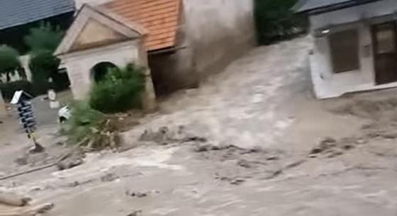 Videó: Ítéletidő az Alpokban, egy karintiai kisvárost félig eltemetett a földcsuszamlás