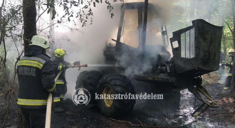 Teljesen kiégett egy erdei traktor Bögöténél - fotók