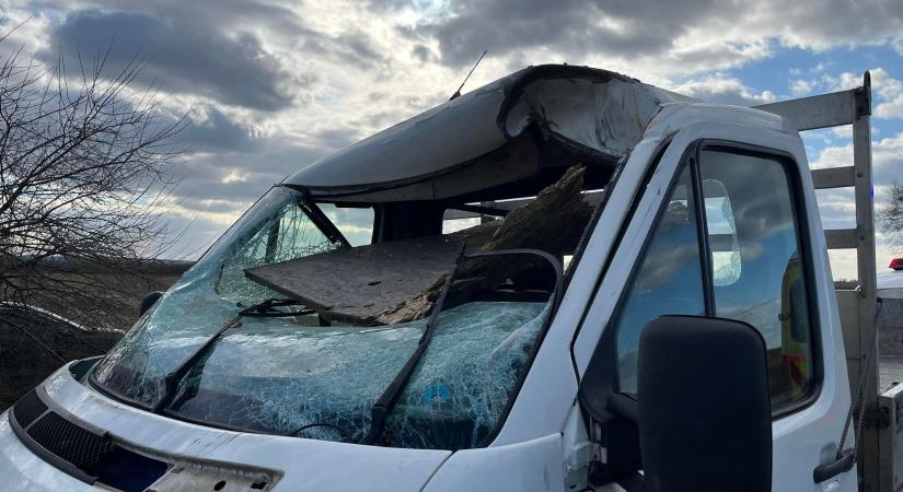 Pékségnek csapódott egy teherautó Pécsett, megsérült a sofőr