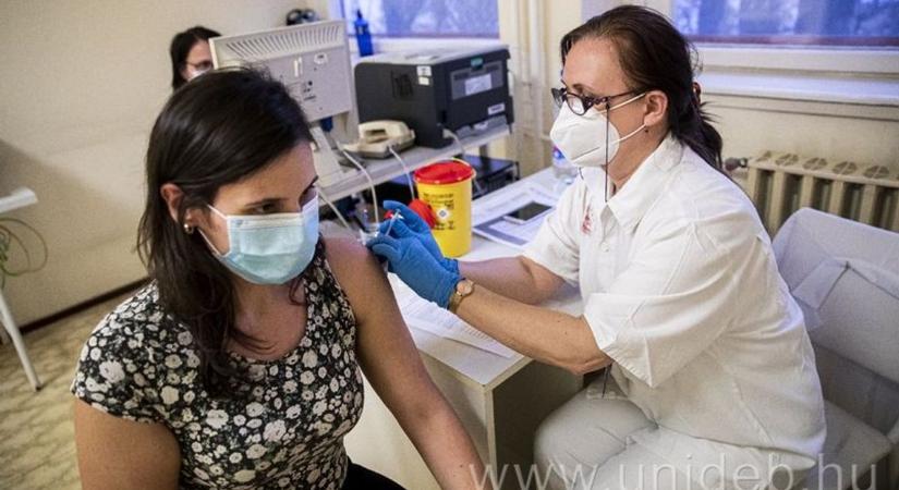 Jövő héttől Debrecenben is csak péntekenként lehet kérni a koronavírus elleni oltást