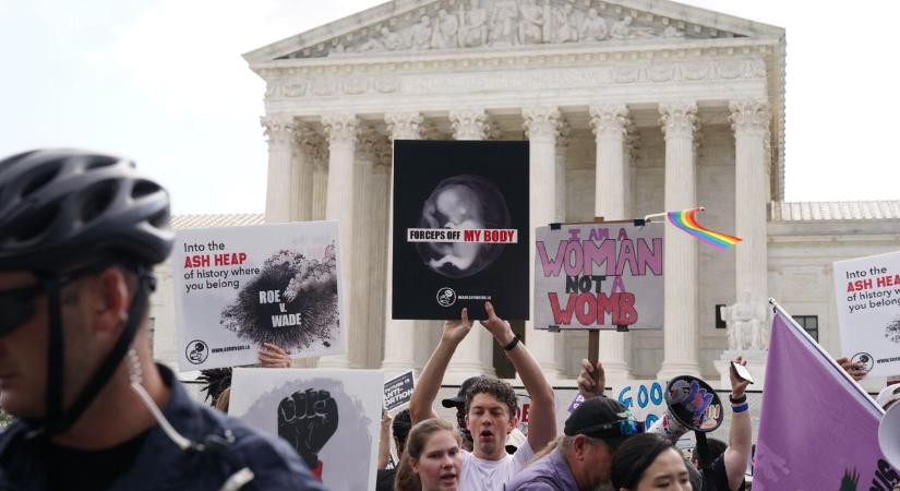 Az amerikai választók fele helyesli a legfelsőbb bíróság abortuszról szóló döntését