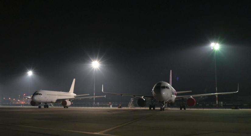 Két minisztériumi vizsgálat is indul a reptéren éjszakáztatott 200 utas miatt – hazamentek a csomagszállítók