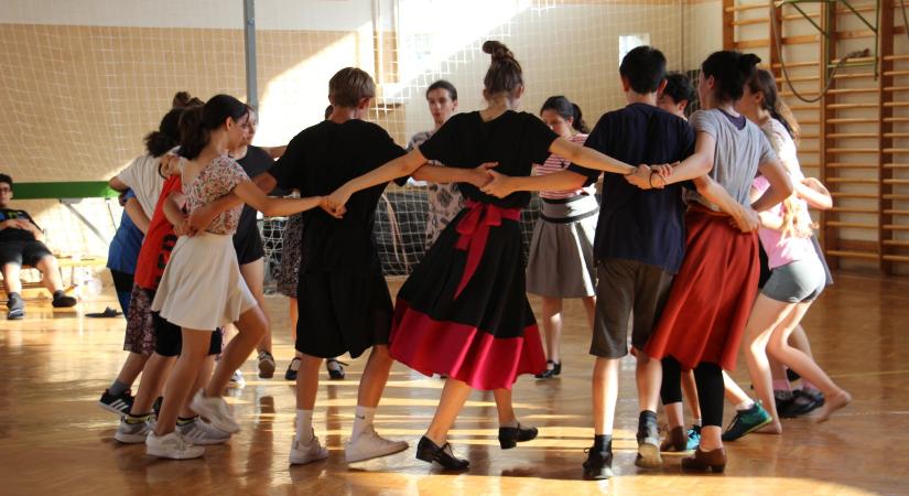 Nagyszentmiklósi diákok ropják a táncot Makón