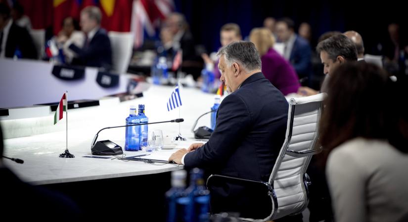 A NATO-csúcsról jelentkezett be Orbán Viktor
