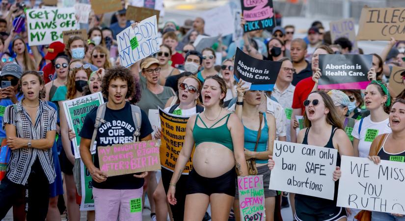 A düh éjszakája: feketébe öltözött tömegek rongáltak az utcán amerikai abortuszdöntés után