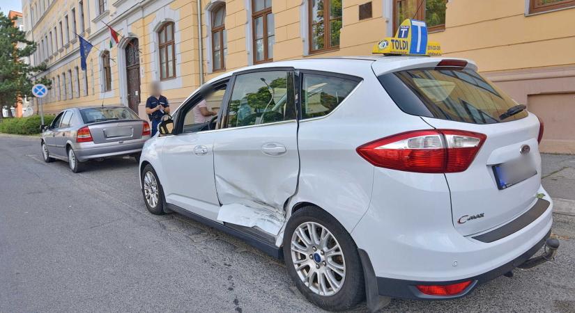 Tanulóautó oldalába hajtott egy Opel Szombathelyen - kiegészítő lámpát nézett el az okozó