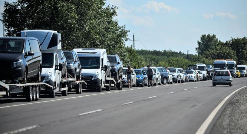 Káosz a határon: az utolsó pillanatig minél többen próbálják kivinni Ukrajnába a használt autókat a vámkedvezményért