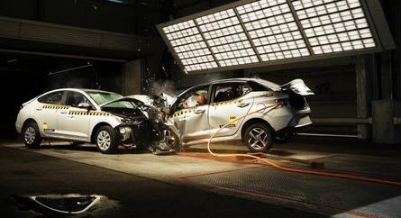 Két Hyundai szedán, egy törésteszt: Mekkora a különbség a különböző piacok között?